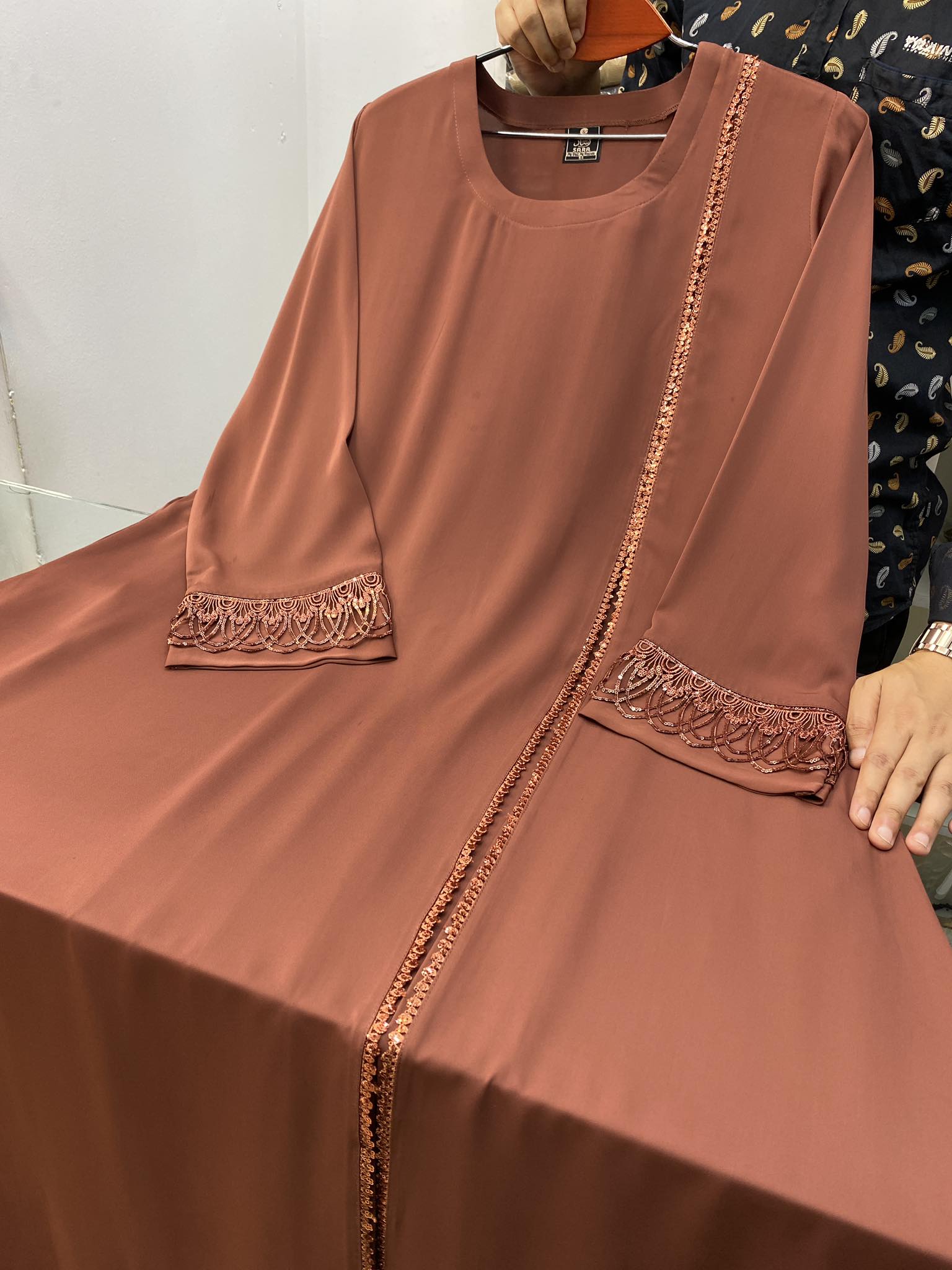 বাদামী দুবাই চেরি আবায়া